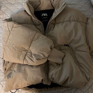 Zara Tan women’s puffer jacket/ size: small